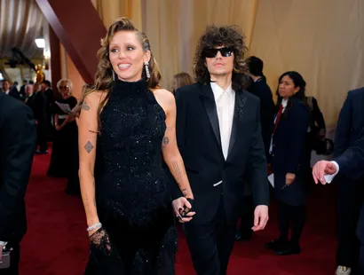 Miley Cyrus y Maxx Morando anuncian su compromiso tras cuatro años de relación