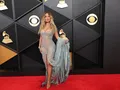 Karol G deslumbra en los Grammys 2026 con un diseño de alta costura en azul glaciar