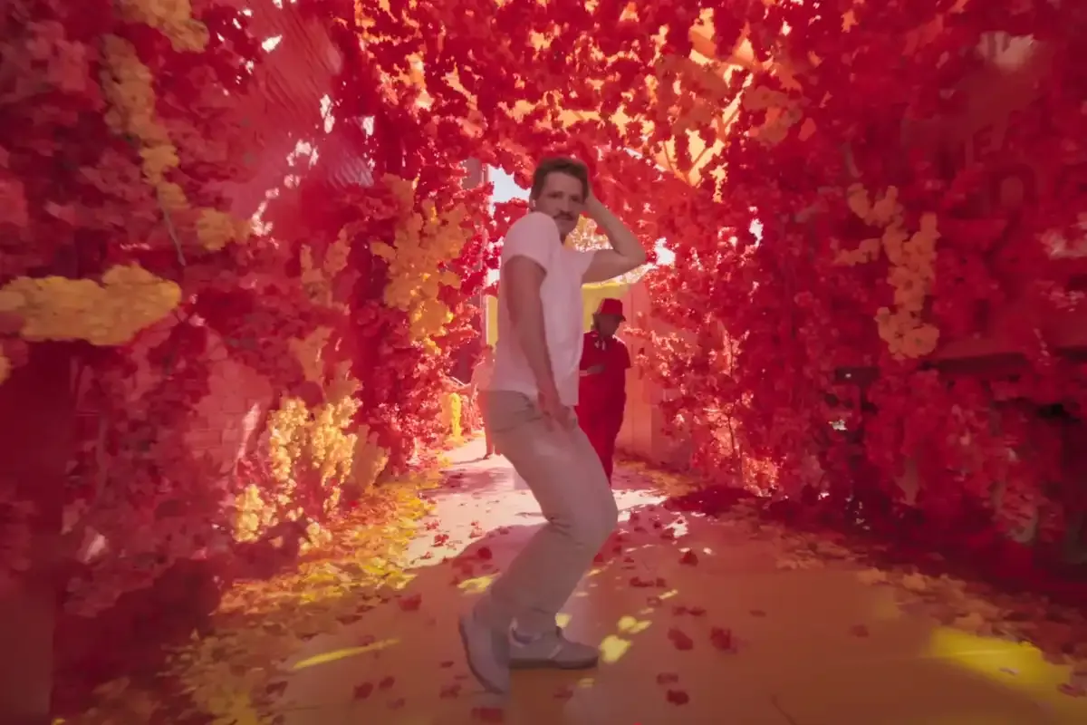 Pedro Pascal deslumbra en ‘Someday’, el nuevo anuncio de Apple dirigido por Spike Jonze
