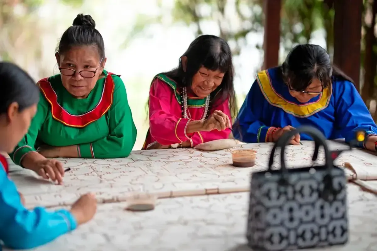 De la selva peruana al mundo: Sara Flores, la artista Shipibo-Conibo que colabora con Dior