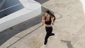 Ejercicio y fitness: Rutinas de entrenamiento que puedes hacer en casa durante los meses fríos.