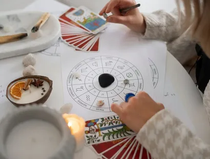 Develando los secretos del universo: Descubre el poder de tu carta astral.