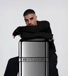 Carolina Herrera presenta 212 VIP BLACK ELIXIR: el nuevo perfume intenso y seductor