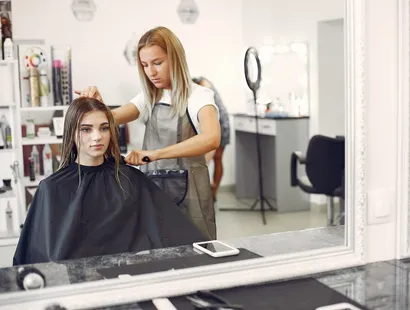 Encuentra el peinado perfecto para resaltar tu belleza única: Guía completa para cada tipo de rostro.