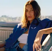 Hailey Bieber protagoniza la nueva campaña de verano de Mango