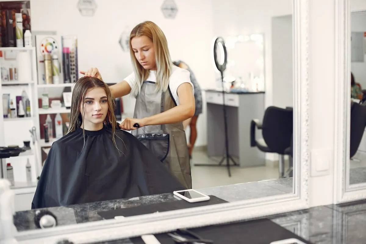 Encuentra el peinado perfecto para resaltar tu belleza única: Guía completa para cada tipo de rostro.