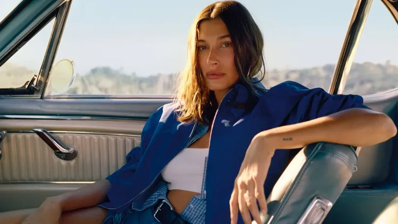 Hailey Bieber protagoniza la nueva campaña de verano de Mango