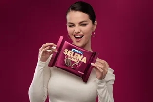 Selena Gomez presenta edición especial de galletas Oreo con un sabor nostálgico