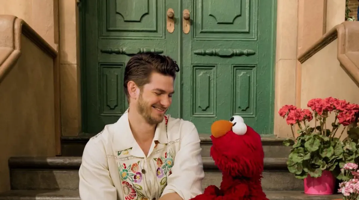 Andrew Garfield conmueve al público en Plaza Sésamo con un emotivo mensaje sobre el duelo