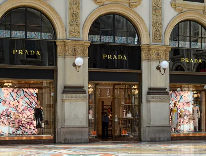 Prada en negociaciones para adquirir Versace por 1.500 millones de euros