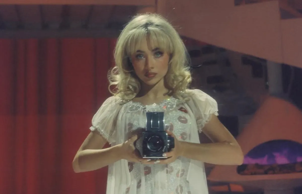 Sabrina Carpenter sorprende esta Navidad con un estreno especial en streaming