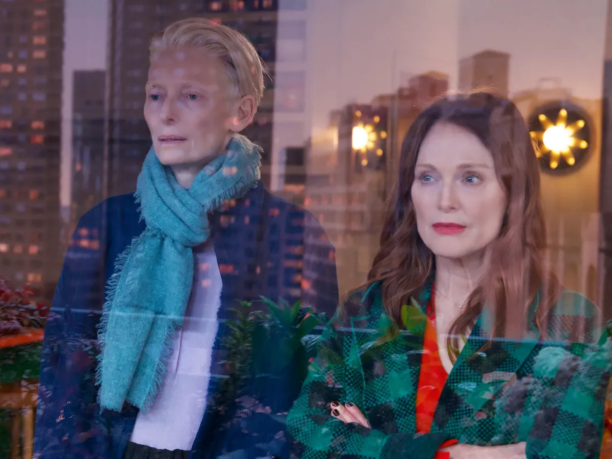 “The Room Next Door”: Pedro Almodóvar presenta su primer filme en inglés con una emotiva historia de vida y muerte