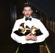 Bad Bunny triunfa en los Grammy 2026 con tres estatuillas por su álbum Debí Tirar Más Fotos