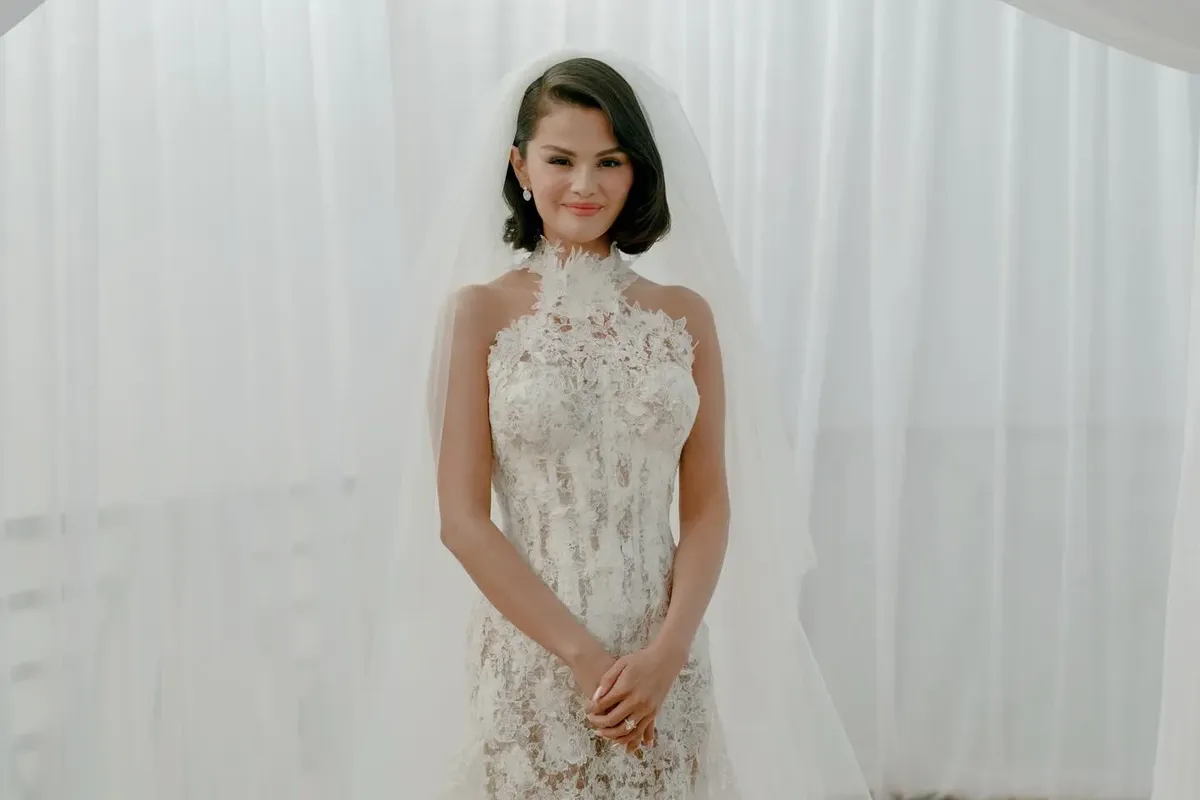 Selena Gomez revela el “bridal makeup kit” que uso en su boda