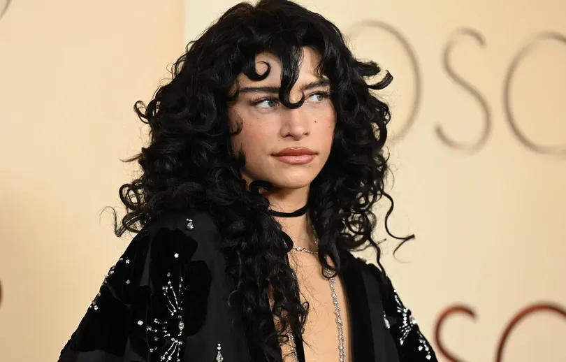 Odessa A’zion deslumbra en los Oscar 2026 con diamantes sostenibles y un look de alto impacto