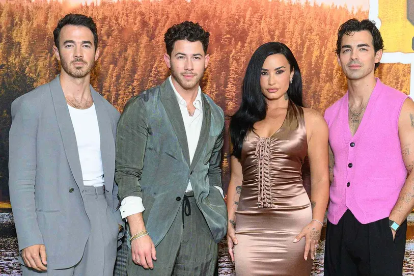 Demi Lovato y los Jonas Brothers reviven la nostalgia de Camp Rock en la premiere de su tercera película