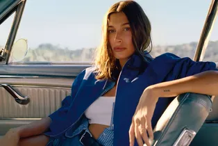 Hailey Bieber protagoniza la nueva campaña de verano de Mango