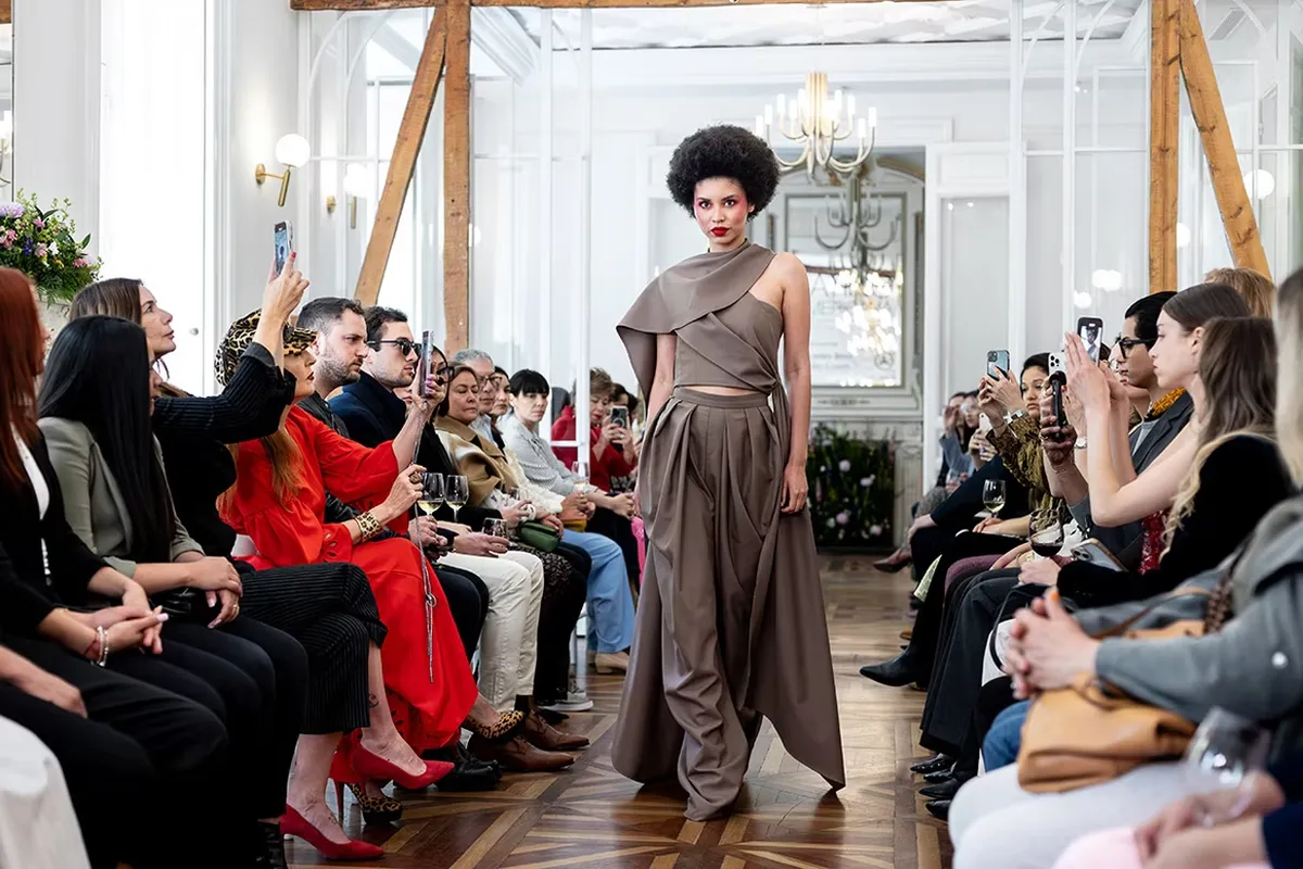La moda latinoamericana deslumbra en Madrid con sabor, color y tradición