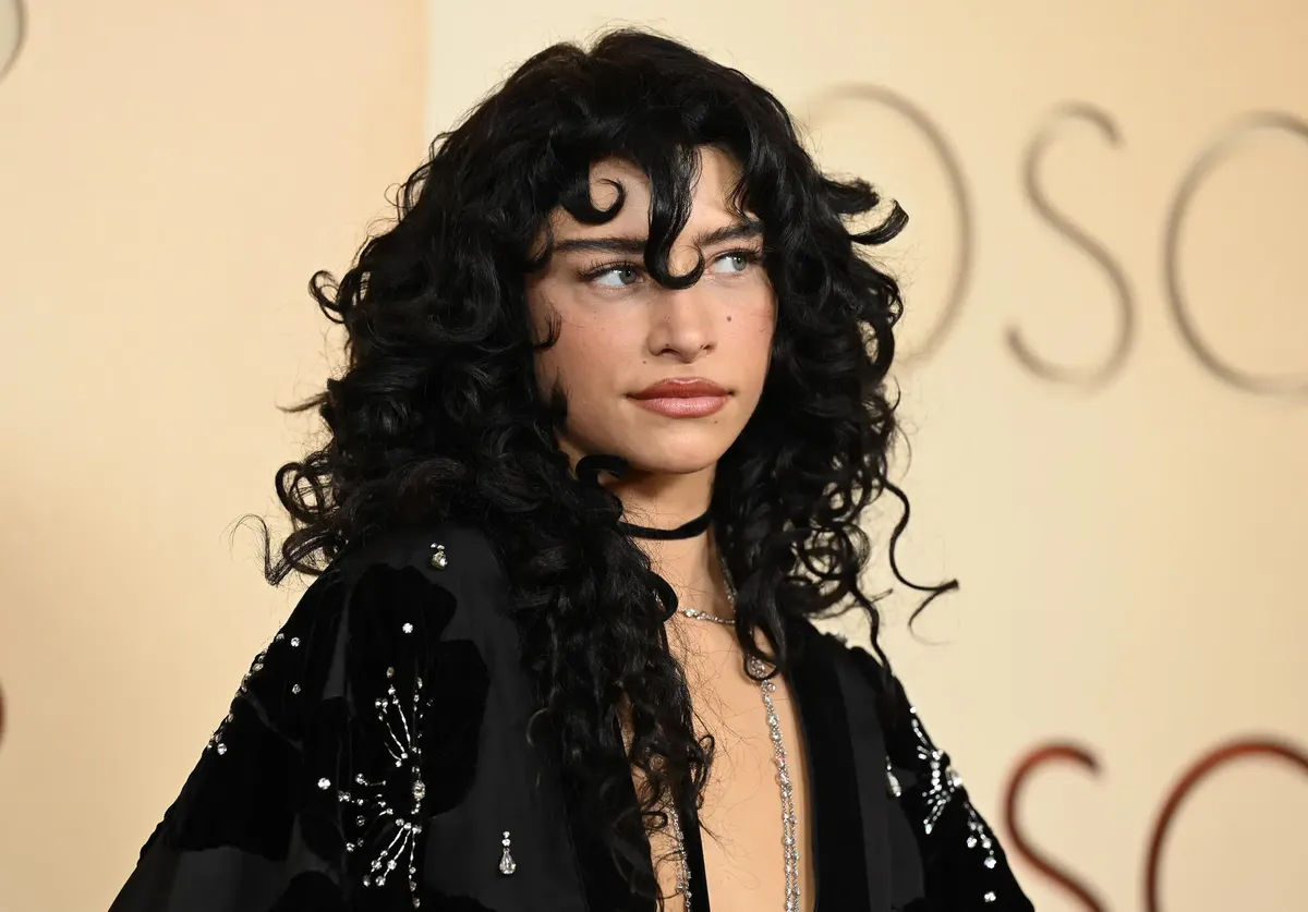 Odessa A’zion deslumbra en los Oscar 2026 con diamantes sostenibles y un look de alto impacto