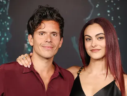 Camila Mendes y Rudy Mancuso se comprometen tras tres años de relación