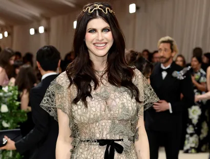 Actriz Alexandra Daddario no pudo ocultar más su embarazo tras sufrir accidente