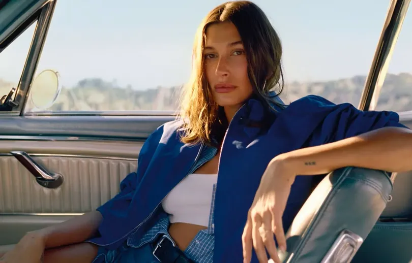 Hailey Bieber protagoniza la nueva campaña de verano de Mango