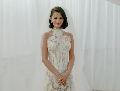 Selena Gomez revela el “bridal makeup kit” que uso en su boda