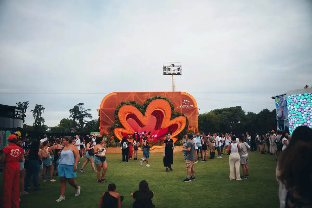Color, brillo y actitud: el maquillaje que domina conciertos y festivales en 2026