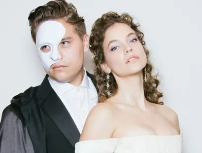 Dylan Sprouse y Barbara Palvin conquistan Halloween con “El Fantasma de la Ópera”