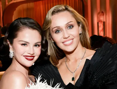 Selena Gomez y Miley Cyrus sellan un reencuentro icónico en los Globos de Oro 2026