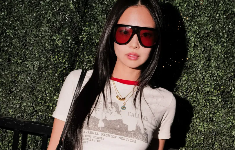 Jennie Kim deslumbra en el Revolve Festival 2026 con joyería personalizada y marca tendencia